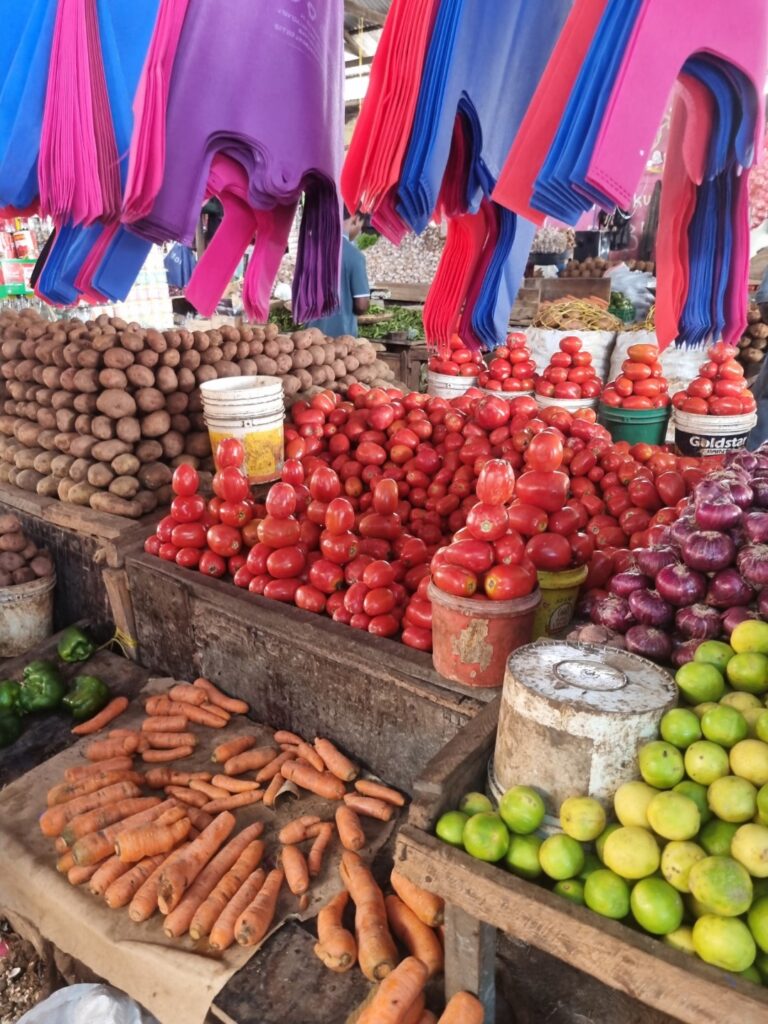 Lokaler Marktstand mit Gemüse und Obst